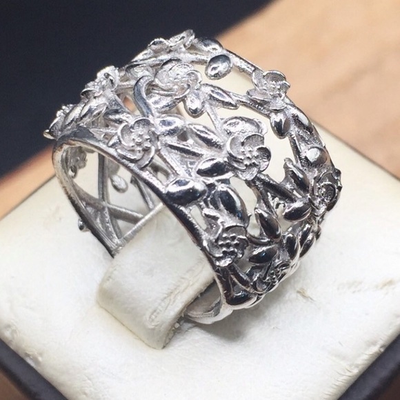 Silver flower ring - Picture 3 of 4